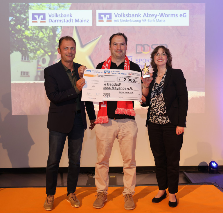 Preisverleihung und Scheckübergabe an Bagdad/Athletik-Club 1892 Mayence e.V. am 20.08.2026 durch Volksbank Darmstadt Mainz und Volksbank Alzey-Worms eG Preisverleihung mit Scheckübergabe an Bagdad/Athletik-Club 1892 Mayence e.V. am 20.08.2026, unterstützt von Volksbank Darmstadt Mainz und Volksbank Alzey-Worms eG.