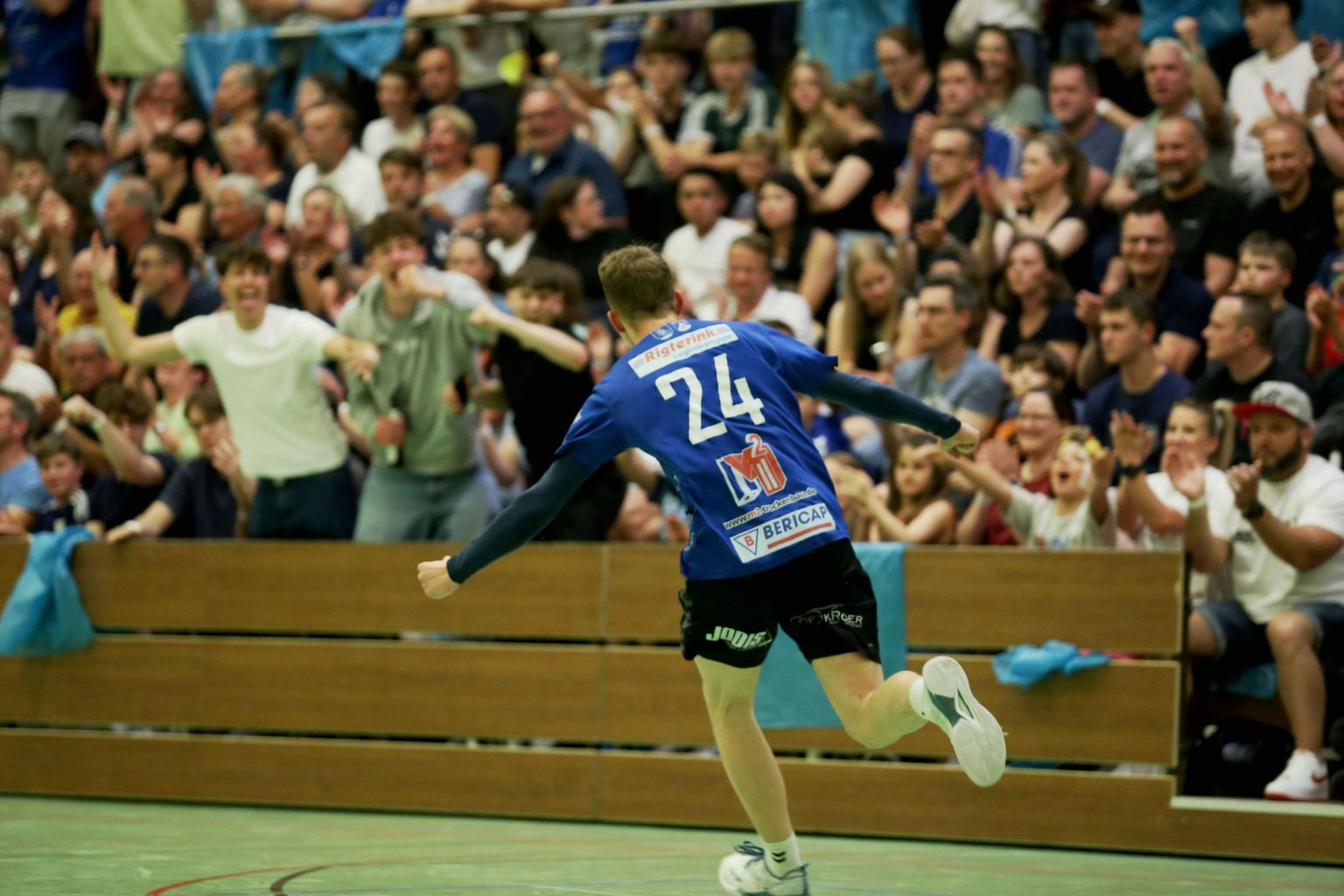 Handballspieler der DJK Sportfreunde Budenheim jubelt vor begeistertem Publikum in der Halle