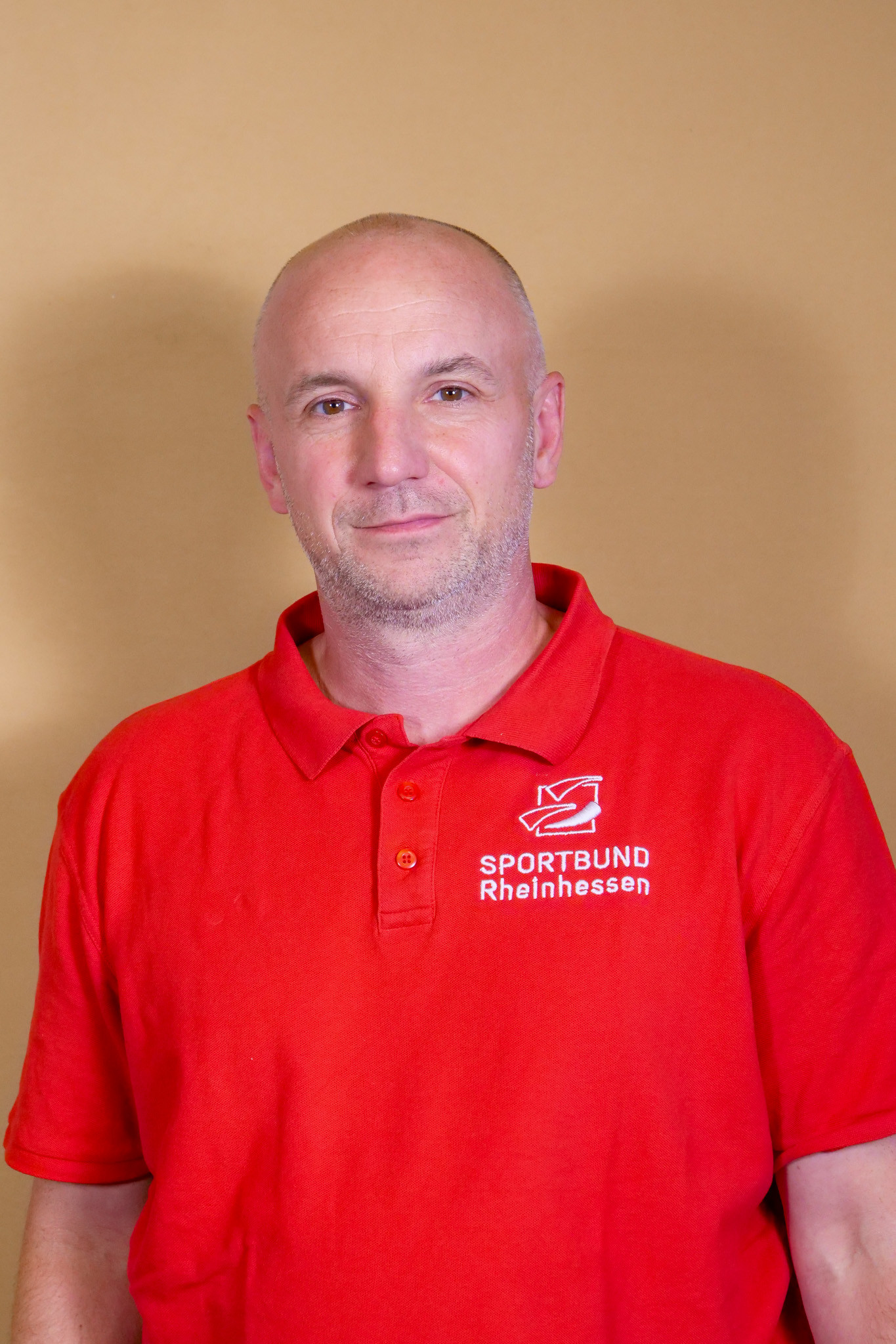 Mitglied des Präsidiums des Sportbundes Rheinhessen im roten Polo-Shirt