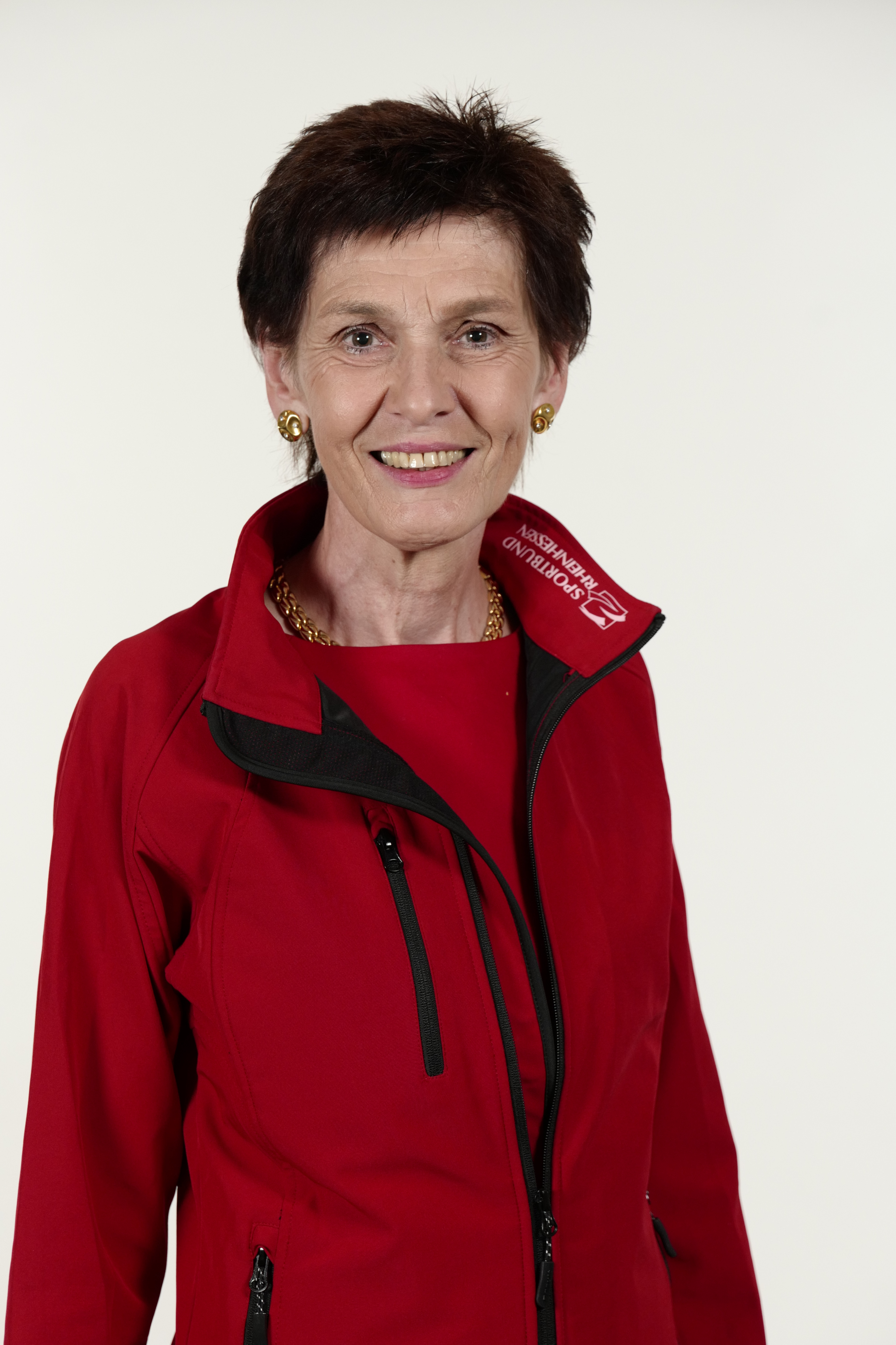 Porträt von Karin Augustin mit roter Jacke