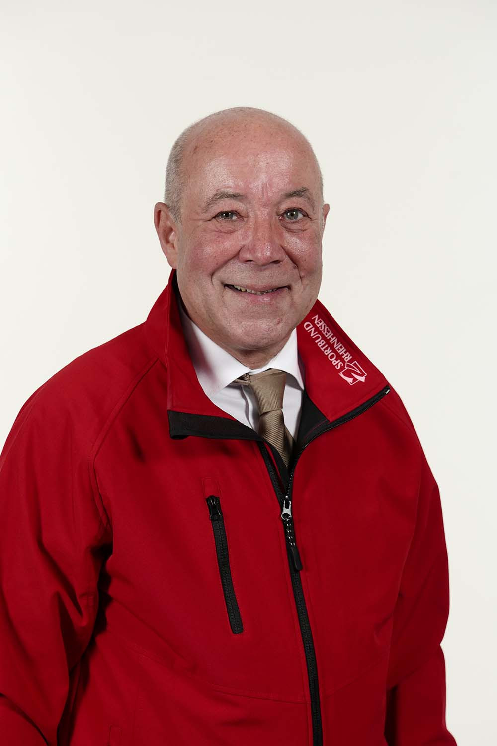 Magnus Schneider vom Sportbund Rheinhessen im Porträt mit roter Jacke