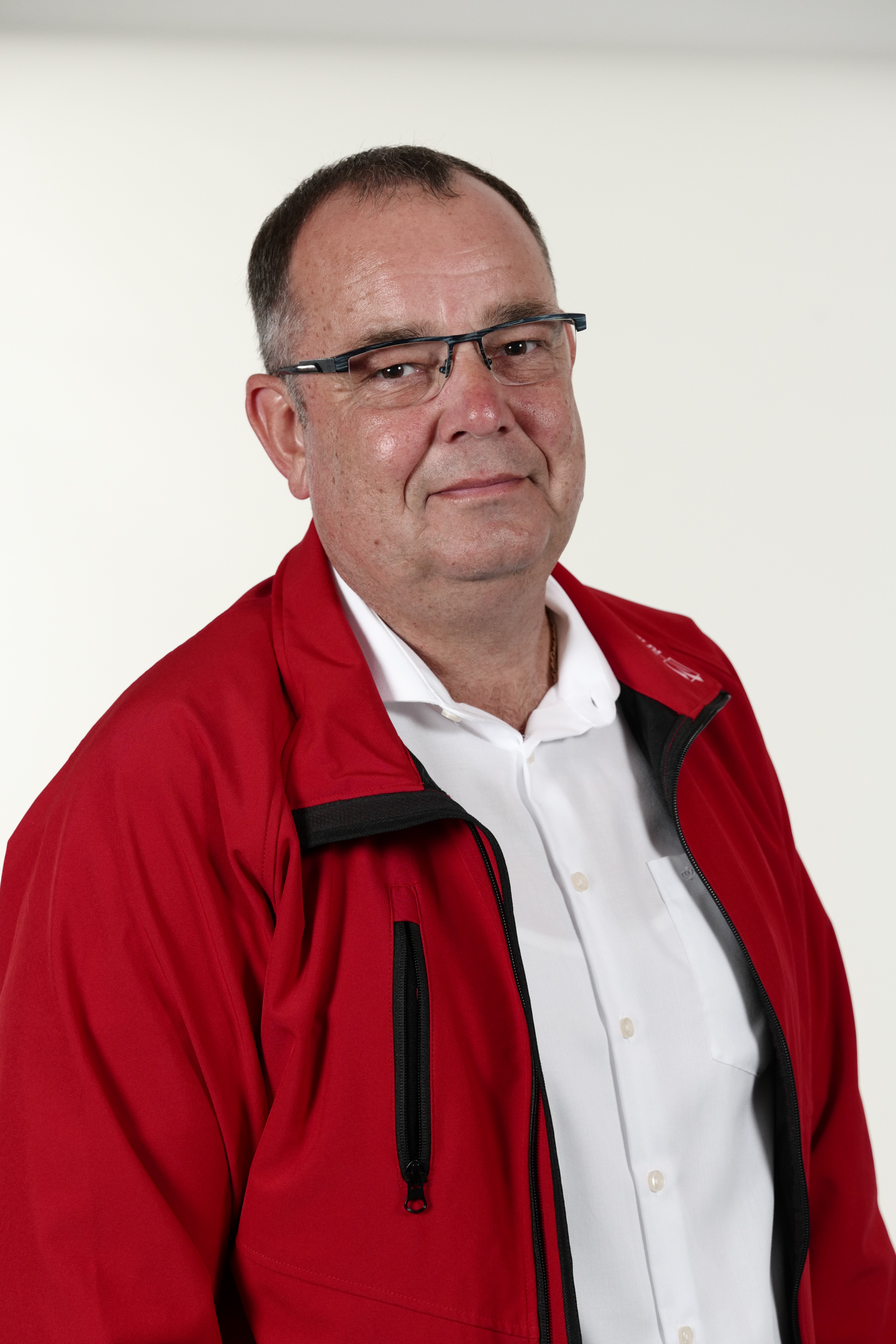 Porträt von Rolland mit roter Jacke und weißem Hemd