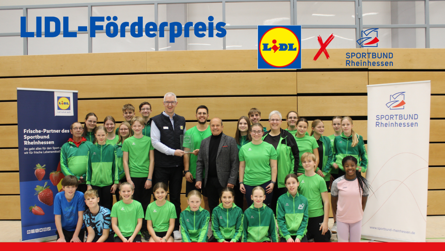 Gruppenfoto bei der Lidl Förderpreis Verleihung mit Jugendlichen und Erwachsenen in Sportkleidung