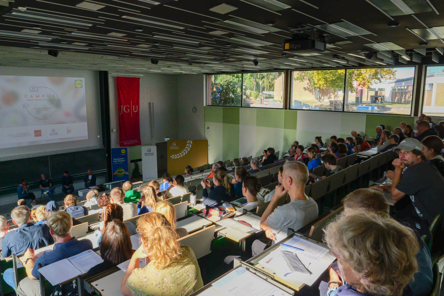 Vorlesung im Hörsaal der Johannes Gutenberg-Universität Mainz mit Studierenden
