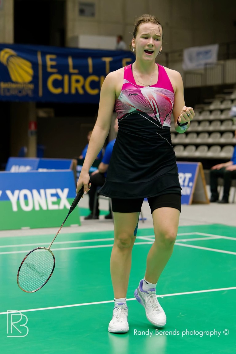 Badmintonspielerin auf dem Spielfeld bei einem Turnier, Yonex Werbung im Hintergrund