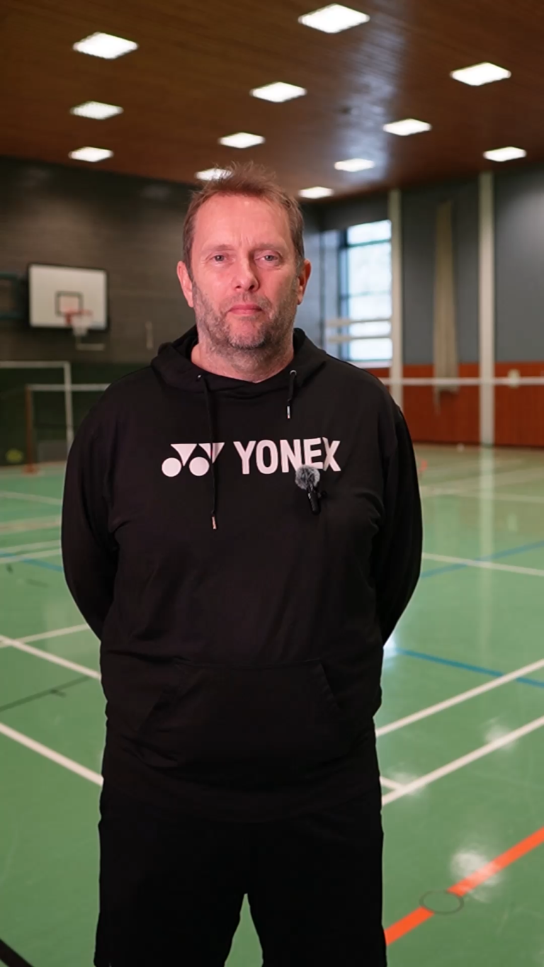 Lennart Englar in Sporthalle mit Yonex-Pullover