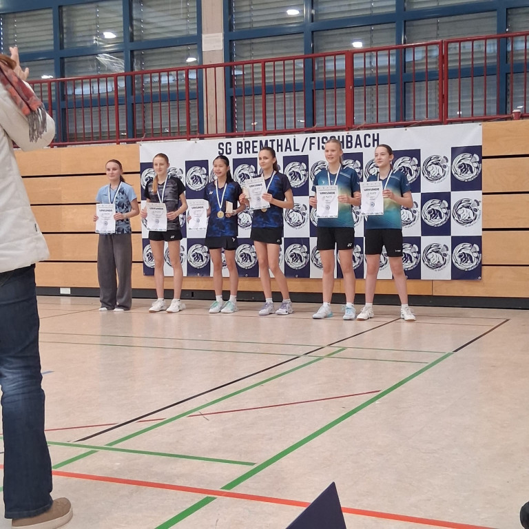 Siegerehrung bei SG Bremthal/Fischbach in einer Sporthalle mit jungen Sportlern und Urkunden
