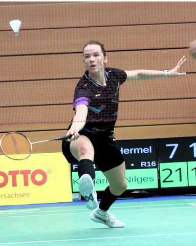 Katharina Nilges beim Badmintonspiel im Turnier, Actionaufnahme auf dem Spielfeld