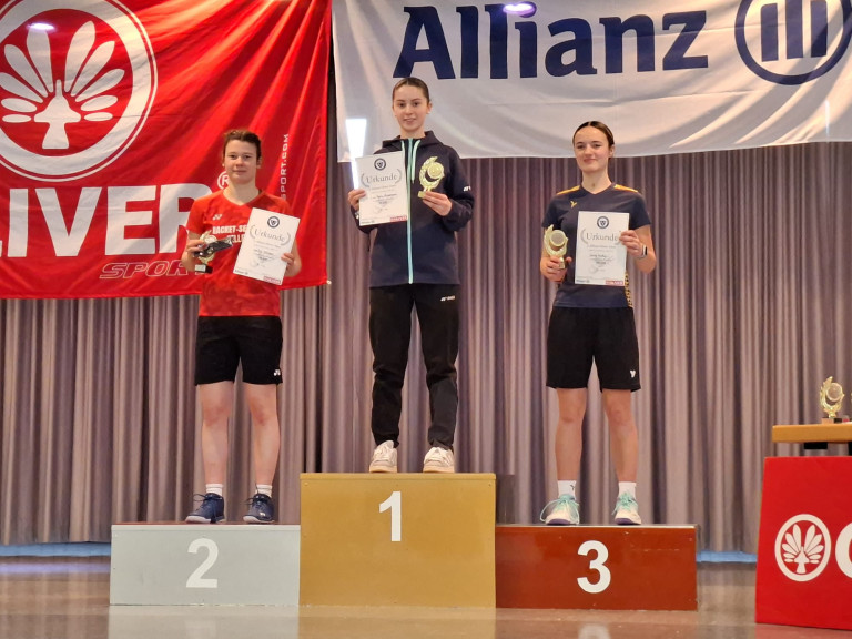 Siegerehrung bei einem Sportturnier mit Podestplätzen und Urkunden