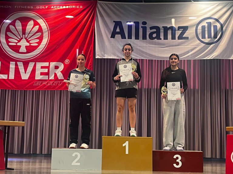 Siegerehrung bei einem Sportturnier mit Gewinnern auf dem Podest vor Allianz und Power Sports Banner