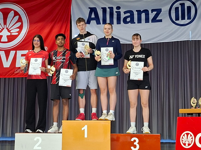 Siegerehrung bei einem Badminton-Turnier mit Urkunden und Medaillen auf dem Podium