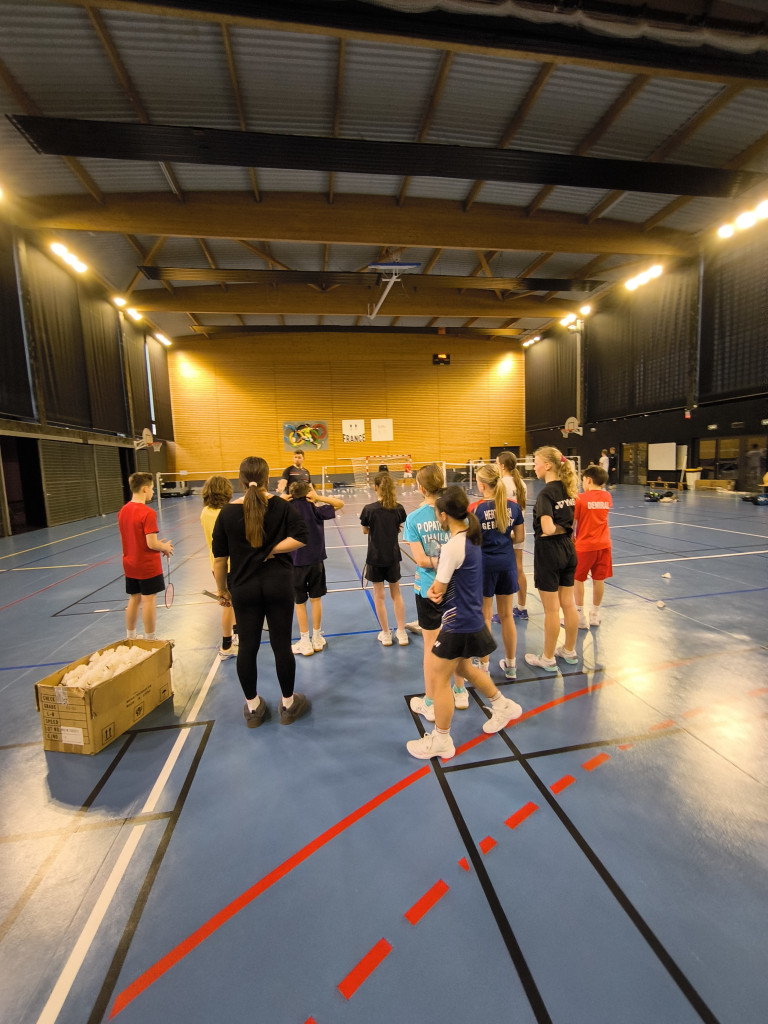 Badminton-Training fr Jugendliche in einer Sporthalle Jugendliche beim Badminton-Training in einer Sporthalle