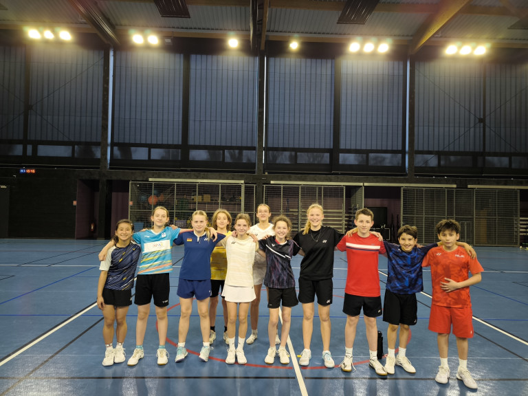 Badminton-Training fcr Kinder und Jugendliche in der Sporthalle Kinder und Jugendliche beim Badminton-Training in einer Sporthalle
