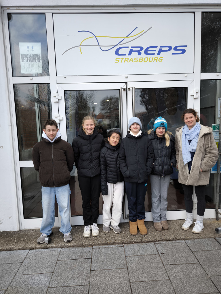 Gruppe vor dem CREPS Strasbourg Gebäude Gruppe vor dem Eingang des CREPS Strasbourg