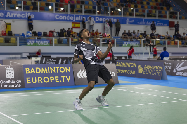 Badmintonspieler jubelt auf dem Spielfeld bei einem internationalen Turnier in einer Sporthalle