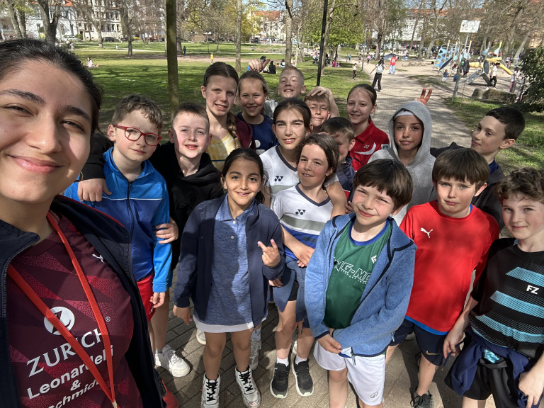 Gruppenfoto von Kindern und Jugendlichen im Park bei sonnigem Wetter