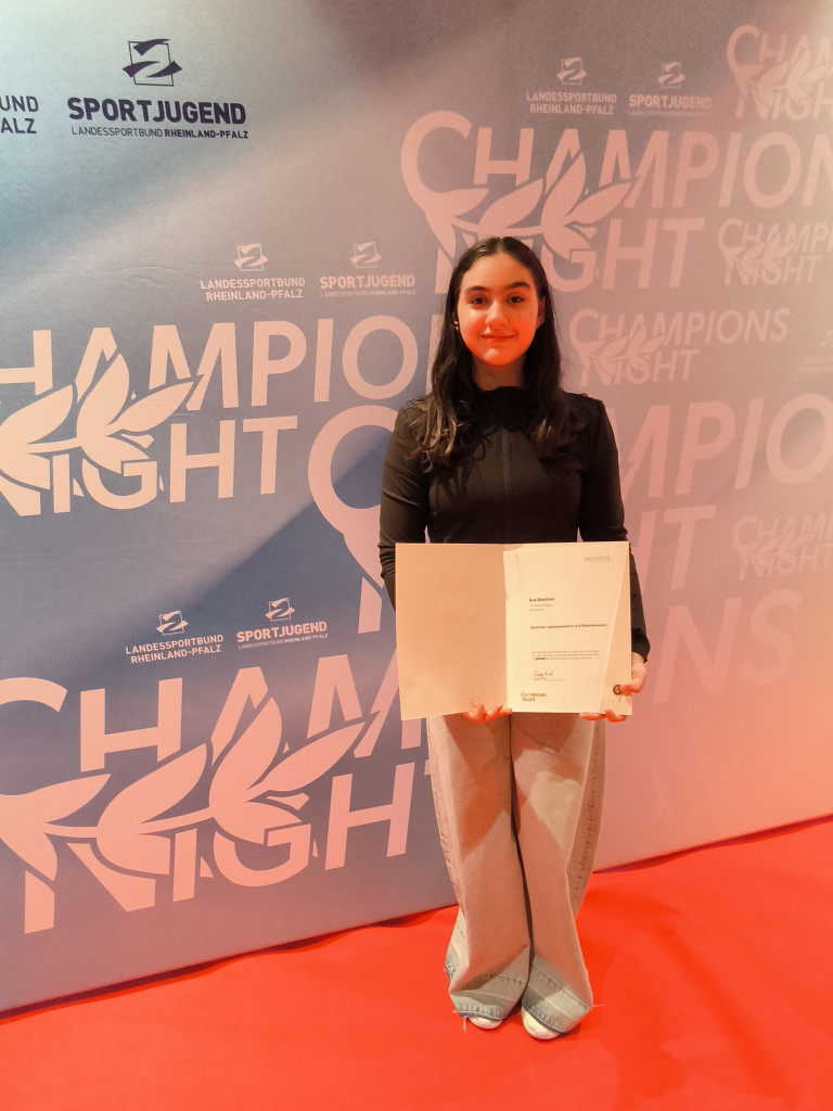 Person bei der Champions Night des Landessportbund Rheinland-Pfalz mit Urkunde auf rotem Teppich