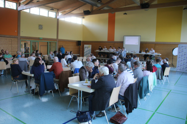 Versammlung in einer Mehrzweckhalle mit zahlreichen Teilnehmern und Podiumsdiskussion, img-2209.JPG