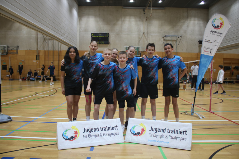 U14 Mannschaft beim Jugend trainiert für Olympia & Paralympics Badminton-Turnier in der Sporthalle