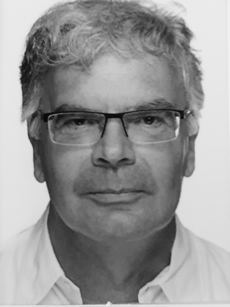 Porträtfoto einer Person, Dateiname d-m