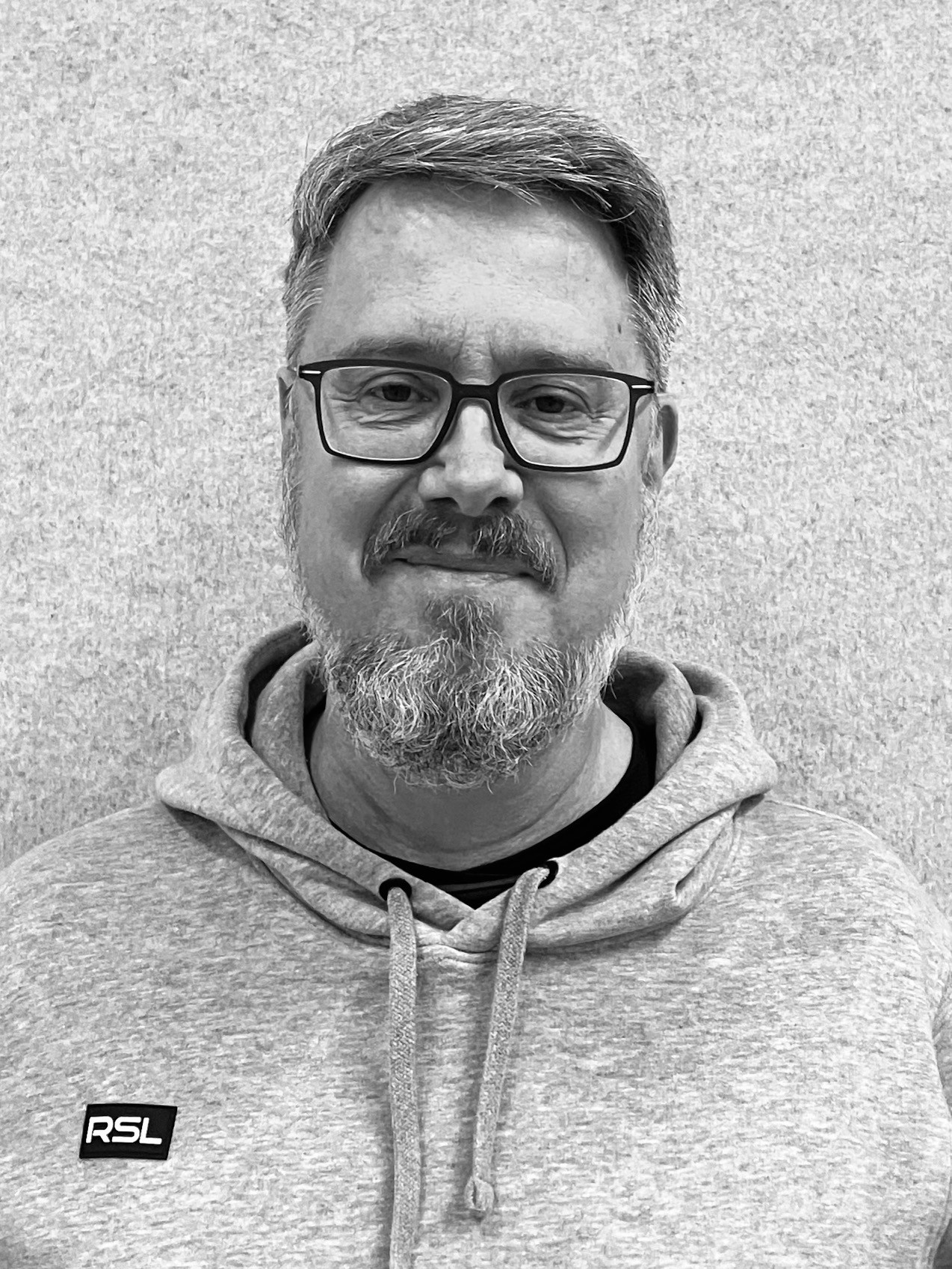 Porträt eines Mannes mit grauem Kapuzenpullover, Gesicht unkenntlich gemacht, Schwarz-Weiß-Foto