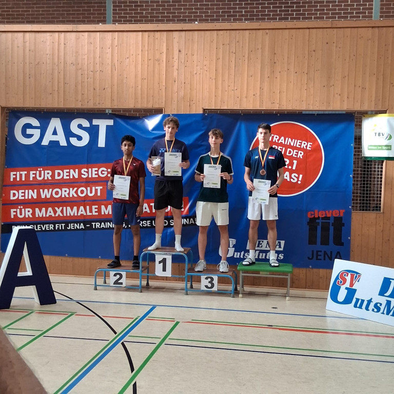 Siegerehrung Badminton-Turnier Sporthalle Podest Gewinner Siegerehrung bei einem Badminton-Turnier in einer Sporthalle mit drei männlichen Gewinnern auf dem Podest