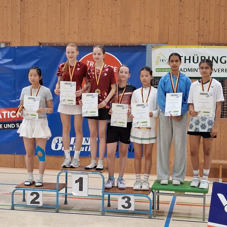 Siegerehrung Badminton-Turnier Jugendliche mit Urkunden und Medaillen in Thüringen Siegerehrung bei einem Badminton-Turnier mit Jugendlichen auf dem Podest, Urkunden und Medaillen, in einer Sporthalle mit Thüringer Badminton-Verband Banner.