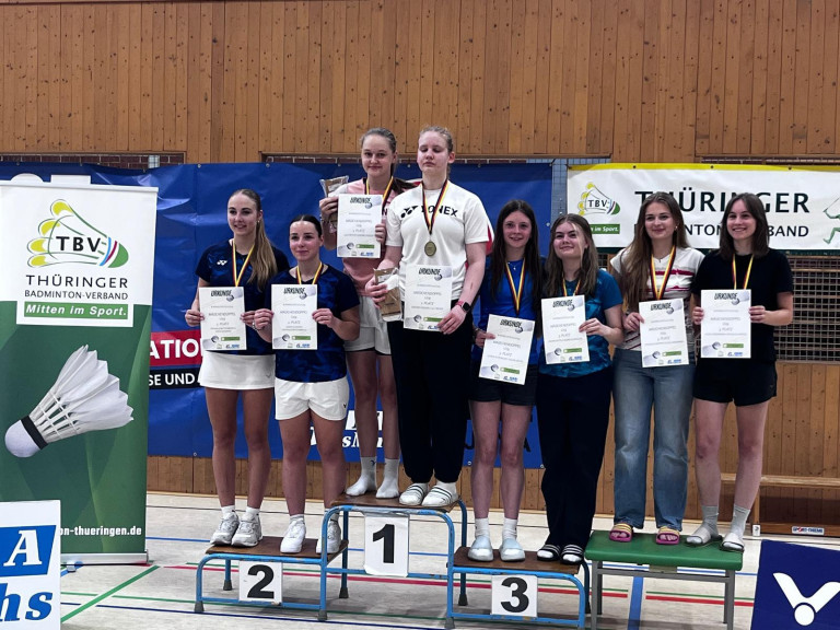 Badminton-Meisterschaft: Siegerpodest mit Urkunden und Medaillen in der Sporthalle Siegerpodest bei einer Badminton-Meisterschaft mit Urkunden und Medaillen in einer Sporthalle