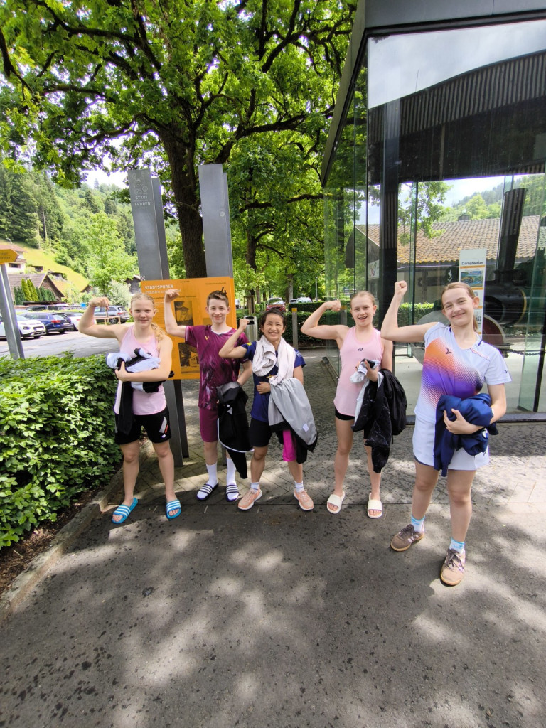 Gruppe von Jugendlichen posiert sportlich vor dem Stadtspuren-Schild im Grünen