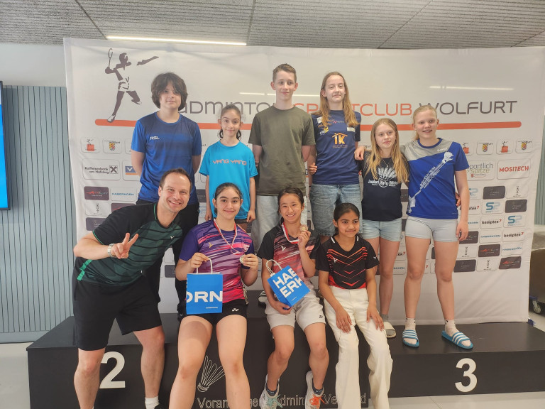 Jugendliche Badmintonspieler bei Siegerehrung im Badminton Sportclub Wolfurt