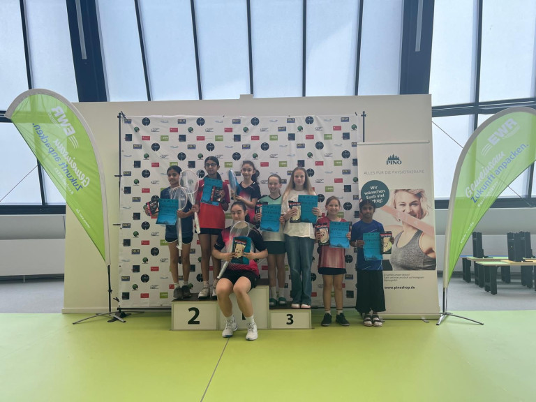 Siegerpodest beim Badminton-Turnier – Kinder und Jugendliche mit Urkunden und Preisen Kinder und Jugendliche auf dem Siegerpodest bei einem Badminton-Turnier mit Urkunden und Preisen