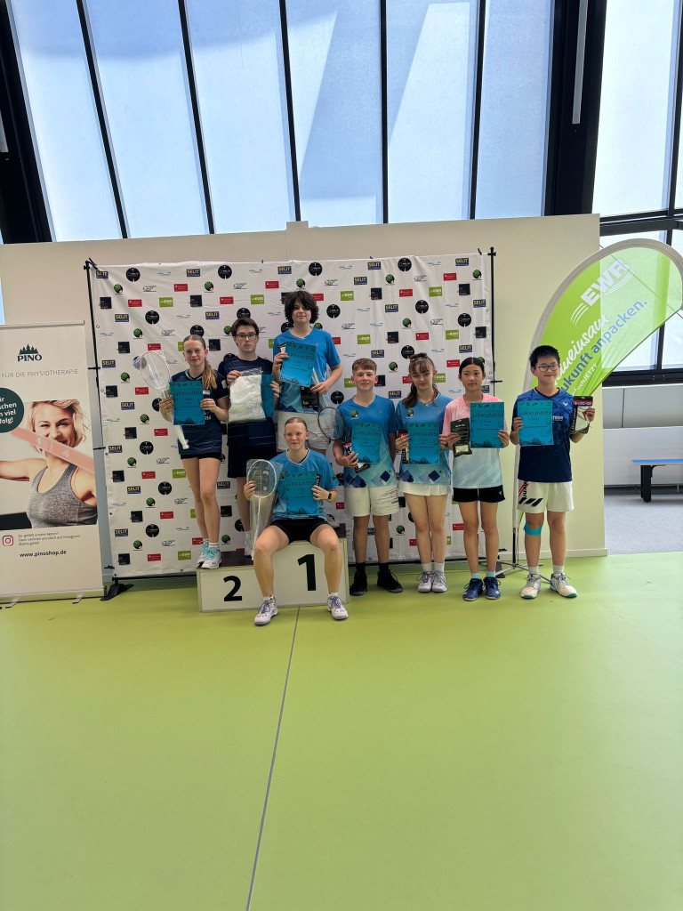 Siegerehrung Badminton Jugendturnier mit Urkunden und Preisen in der Sporthalle Jugendliche Badmintonspieler bei einer Siegerehrung in der Sporthalle mit Urkunden und Preisen