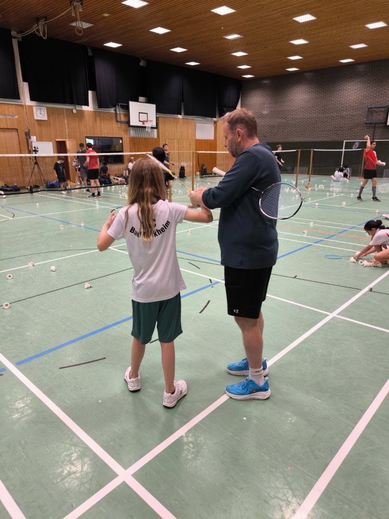 Badminton Training in Sporthalle mit Trainer und Schülerin vom Verein Bad Vilbel/Karben