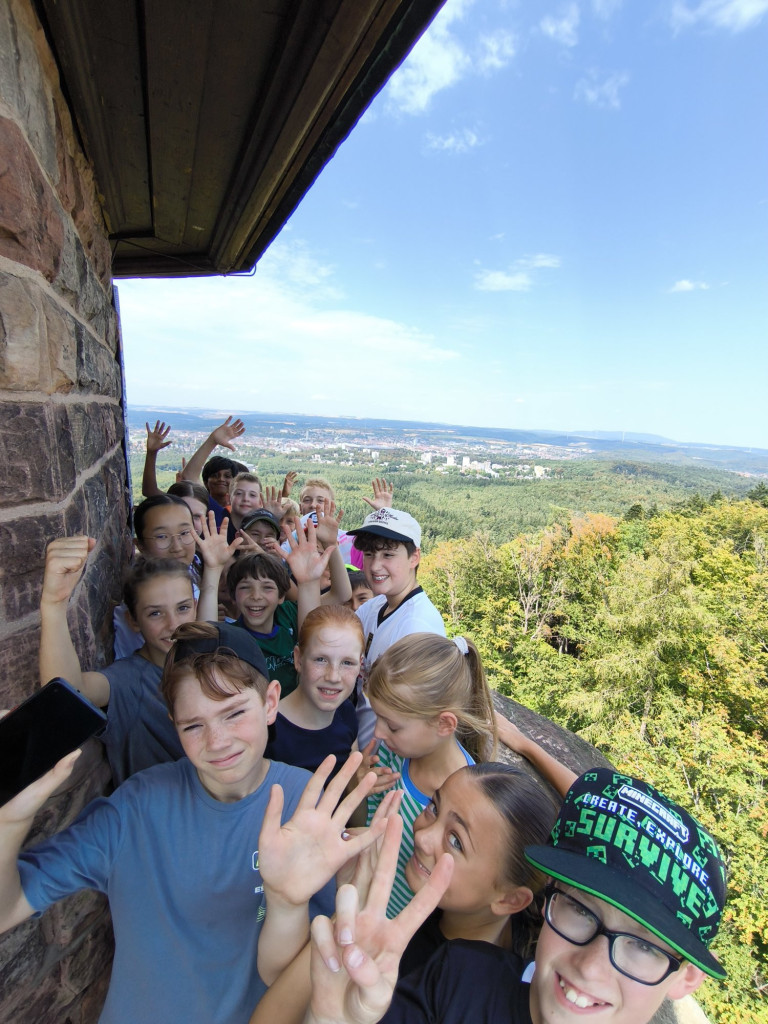 LLZ Sommercamp 2023 – Kinder genießen die Aussicht in der Natur Gruppe von Kindern beim LLZ Sommercamp 2023 mit Ausblick auf die Landschaft