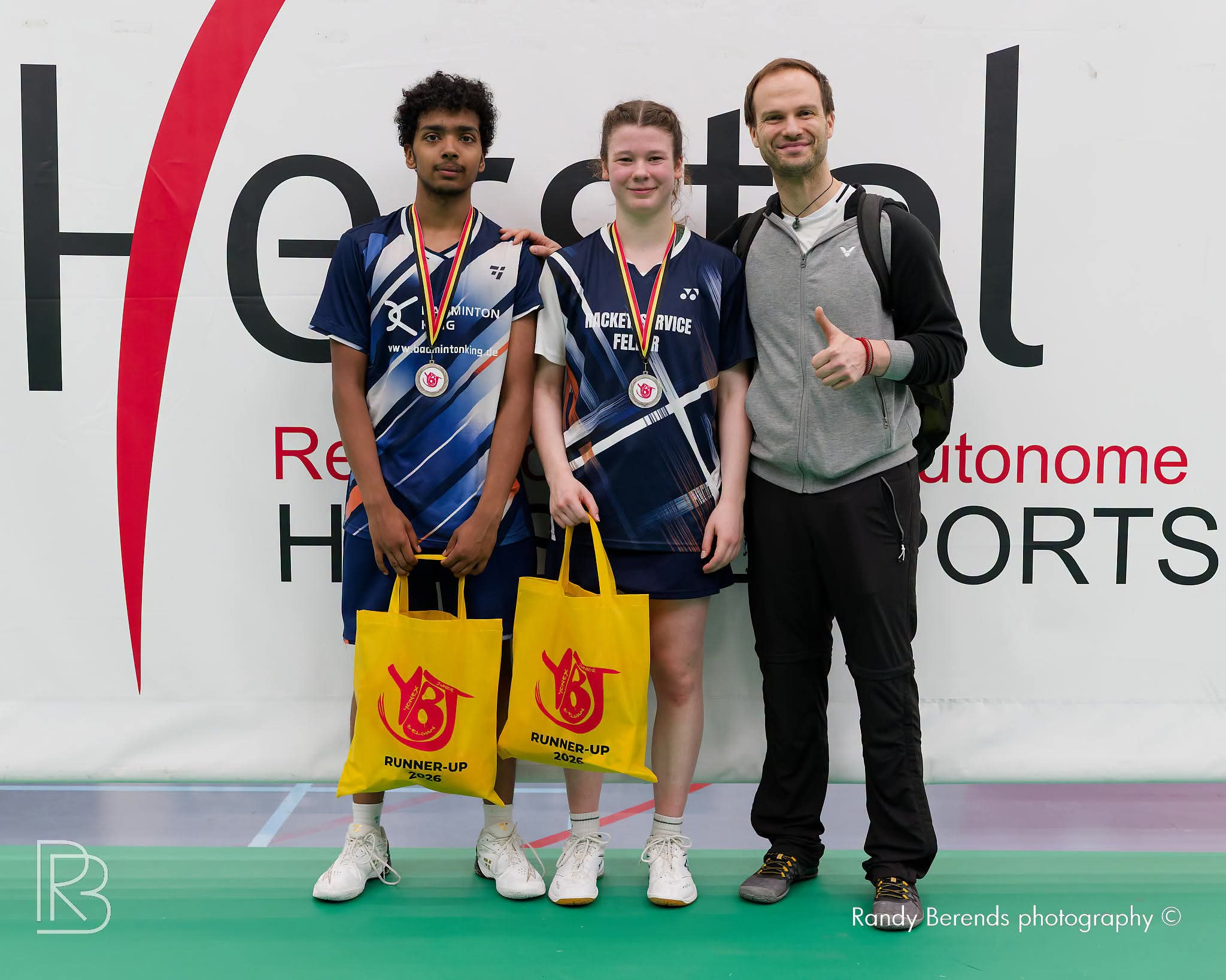 Badminton-Turnier: Zwei Jugendliche mit Medaillen und Trainer als Runner-Up 2026 ausgezeichnet