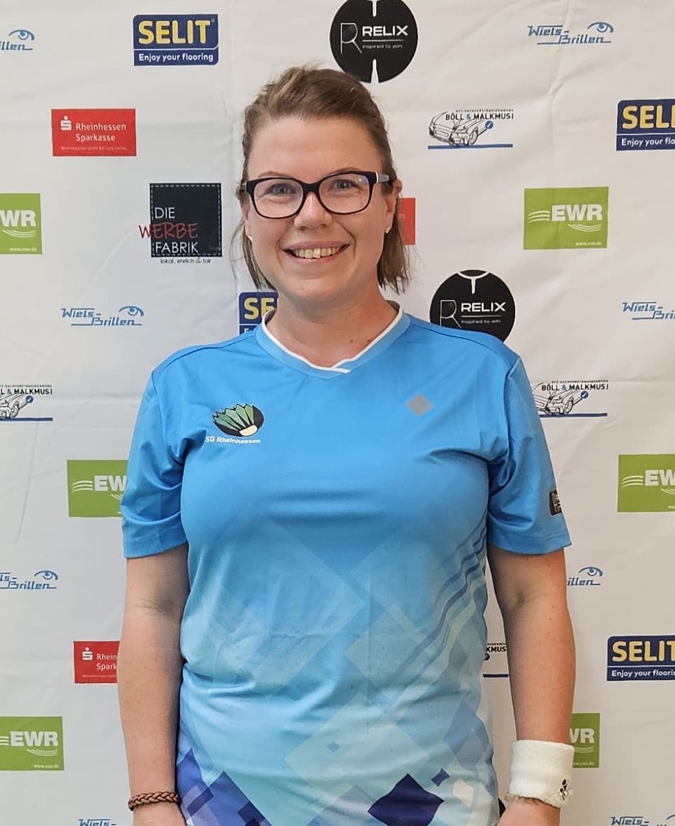 Sarah Armbruster im Trikot der SG Rheinhessen vor Sponsorenwand