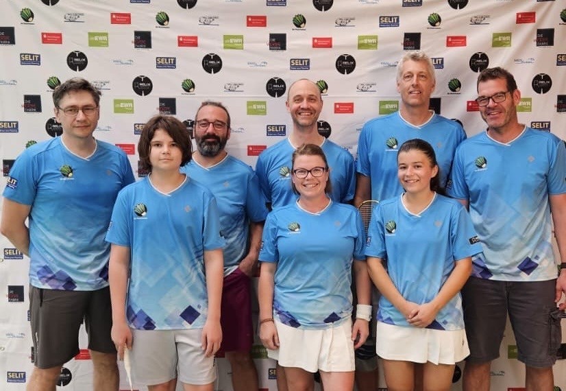 Gruppenfoto der Mannschaft III in blauen Trikots am 25.09.2020 vor Sponsorenwand