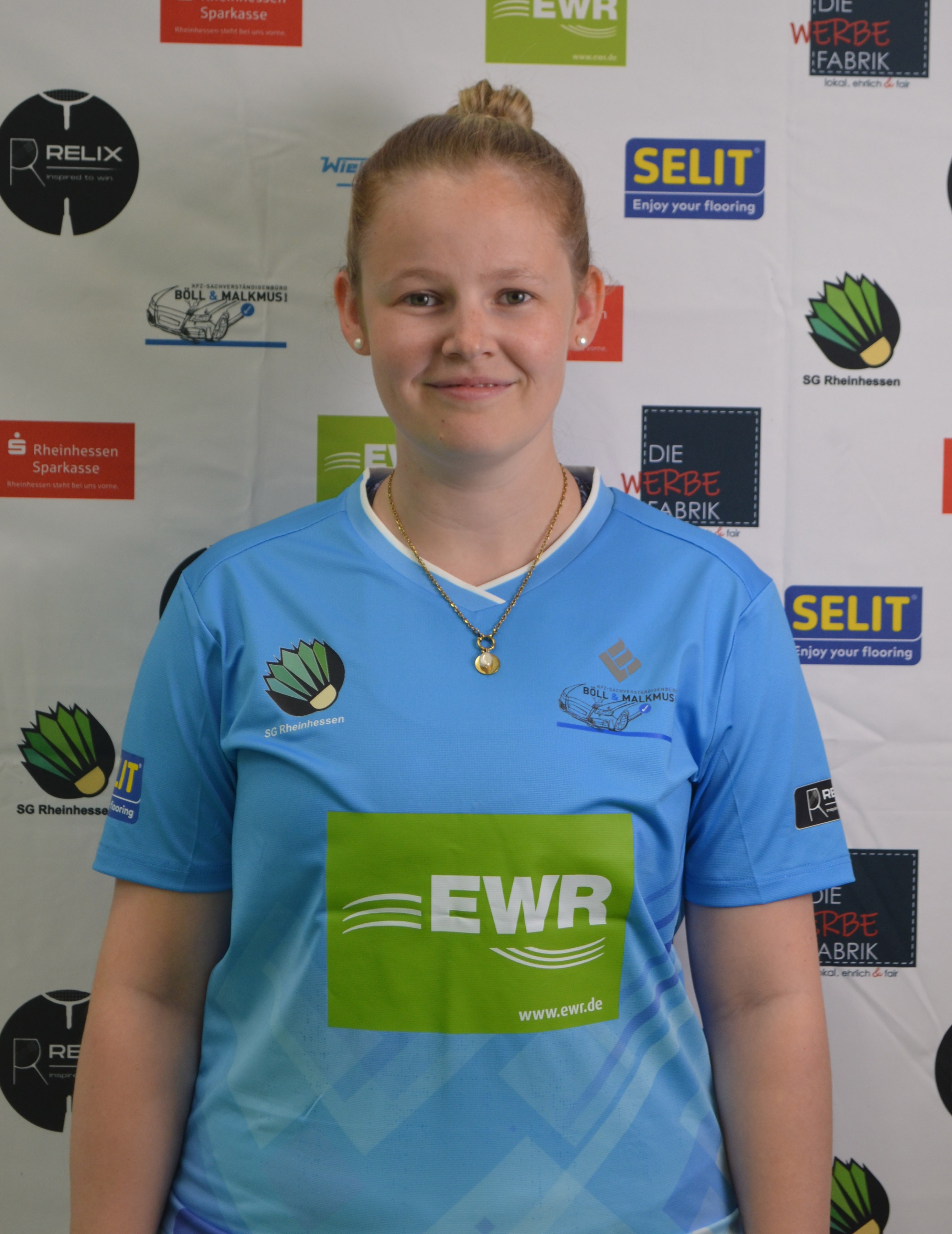 SG Rheinhessen Spielerin im Trikot mit EWR Sponsoring und Logos von Böll & Malkmus, SELIT, Rheinhessen Sparkasse