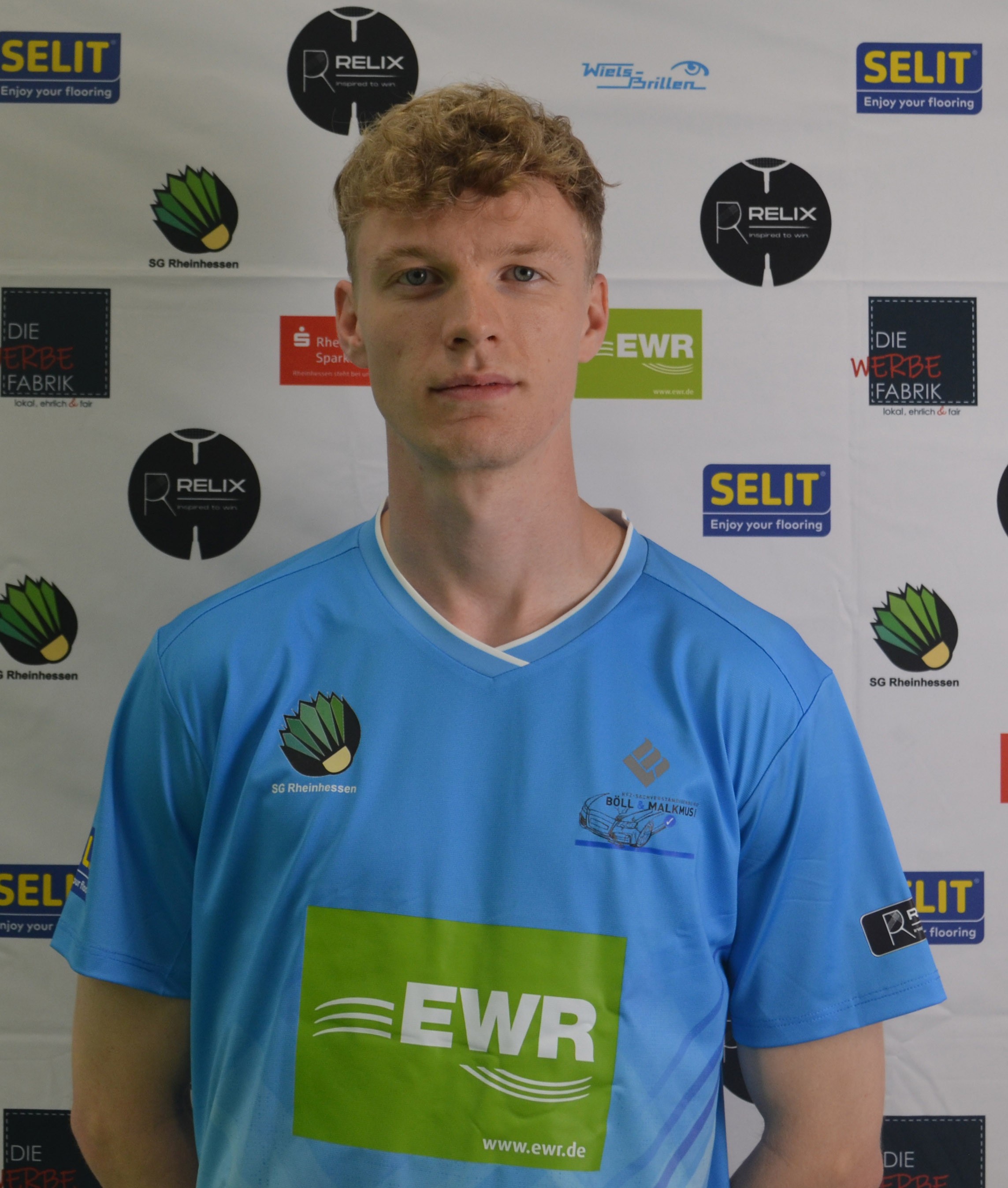 SG Rheinhessen Spieler Junker im blauen Trikot mit Sponsorenlogos