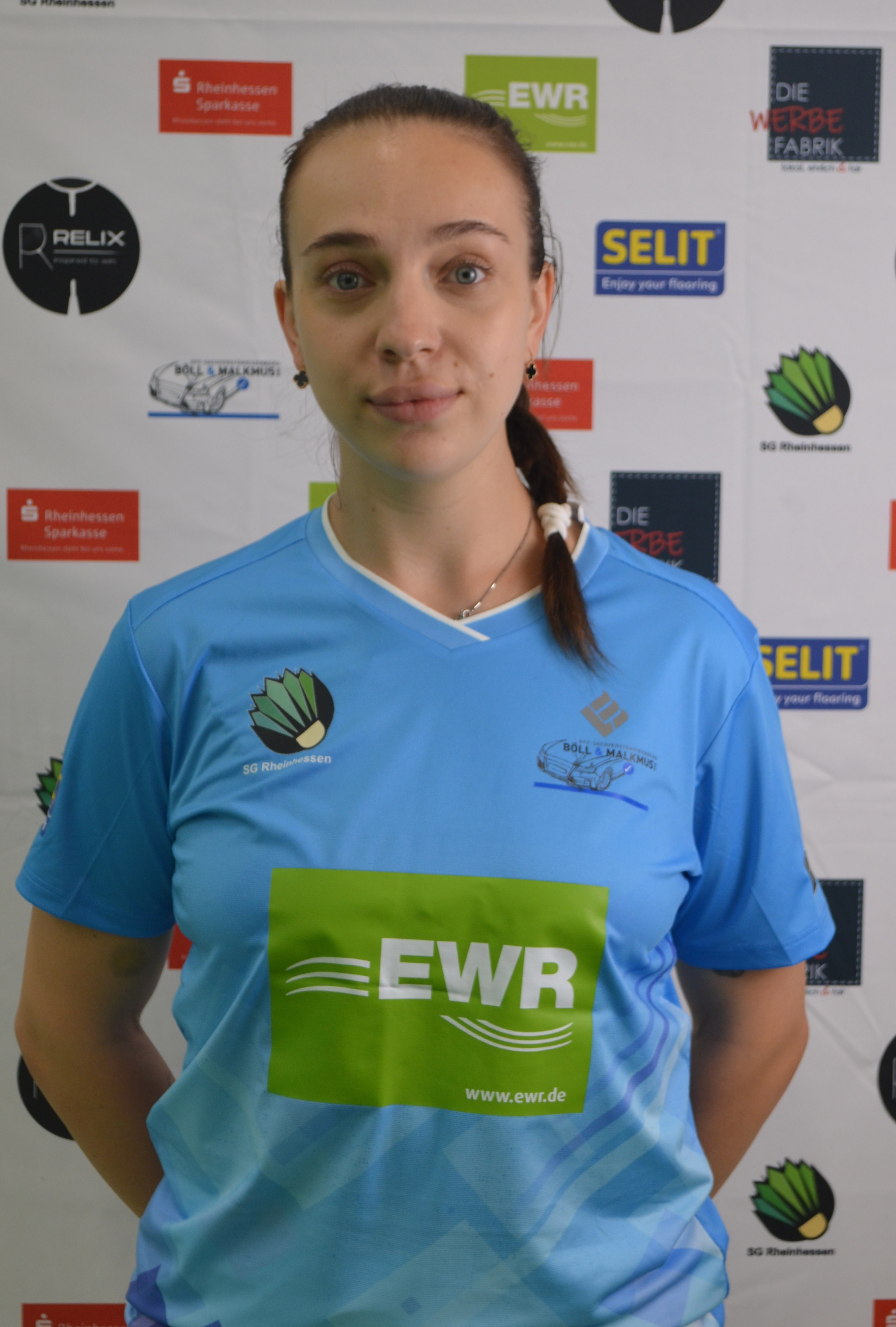 Rudakova im Trikot der SG Rheinhessen Handballmannschaft mit Sponsorenlogos