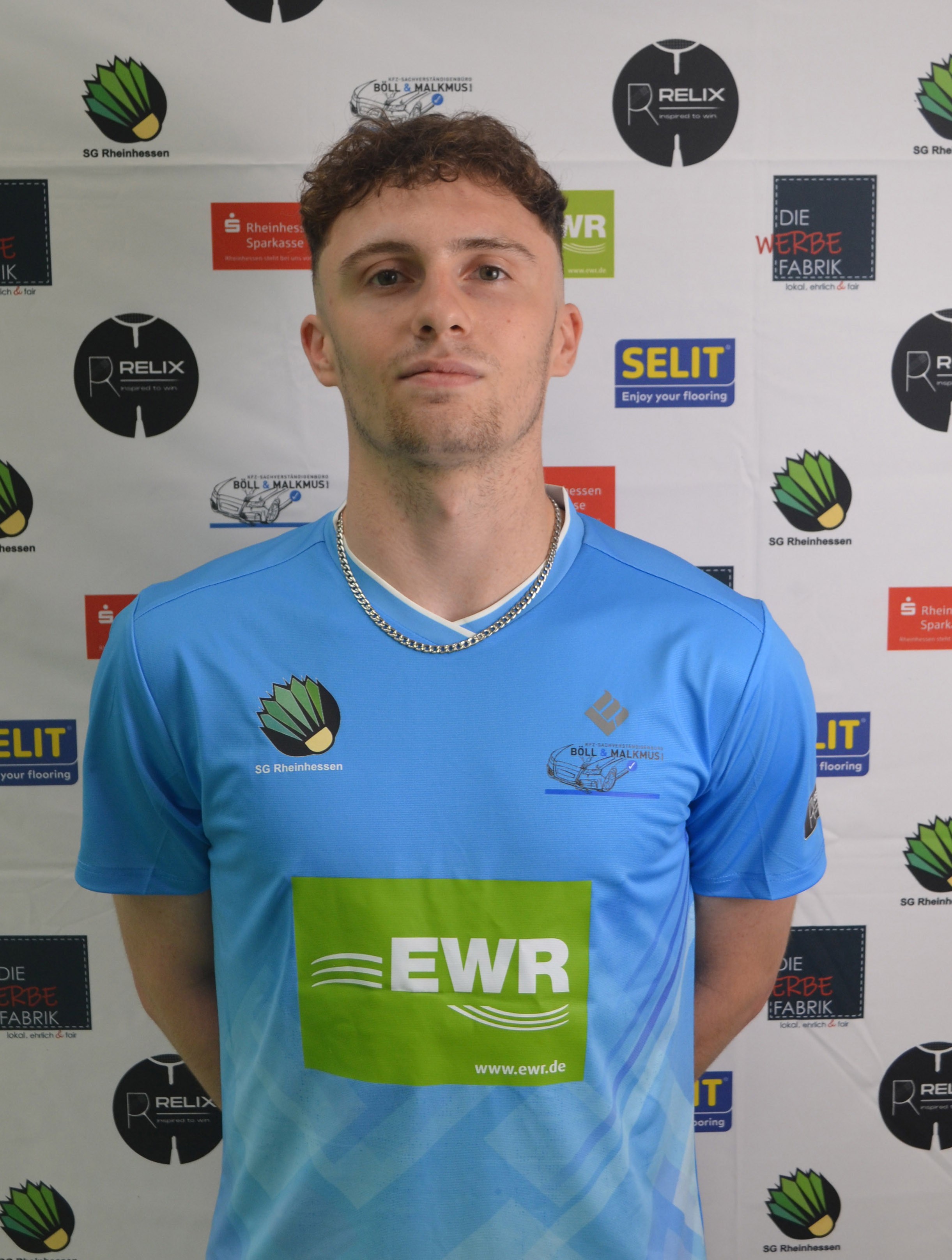 Spieler Busch im Trikot der SG Rheinhessen vor Sponsorenwand