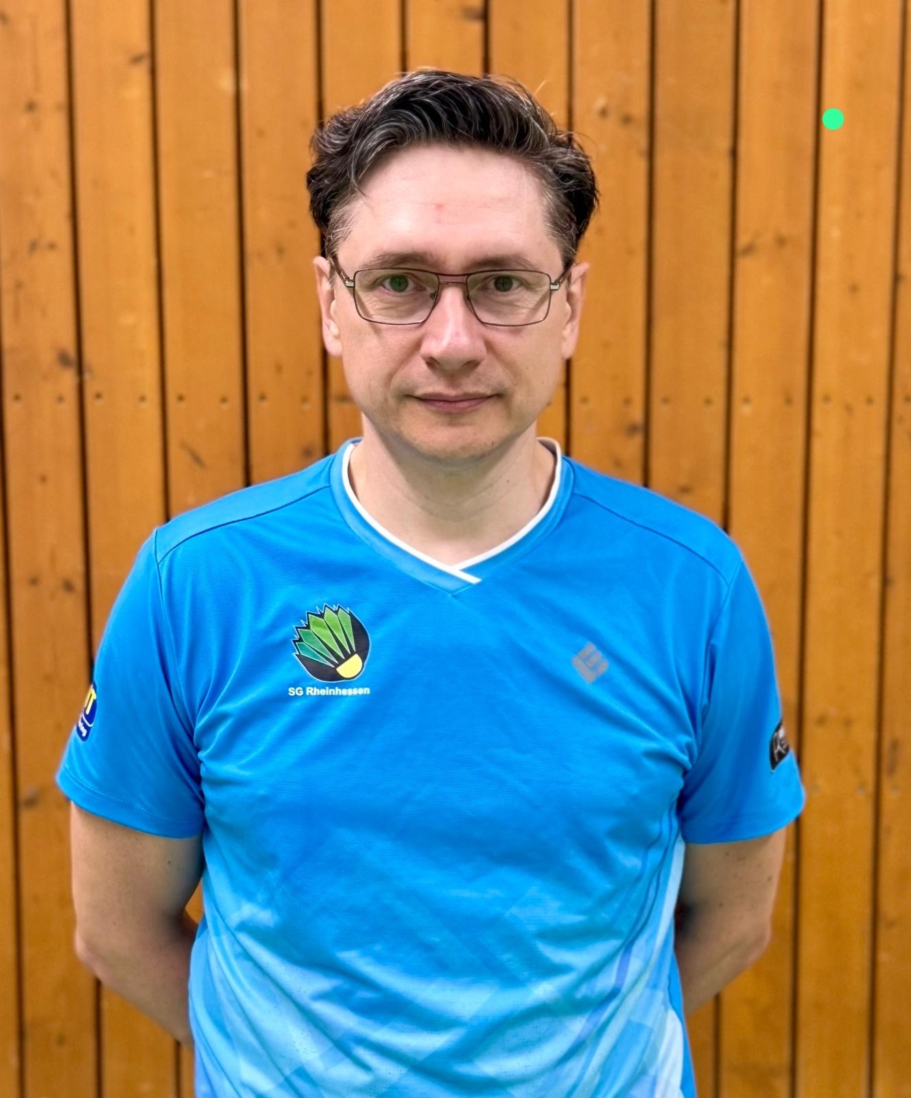 Denis Zastanceanu im Trikot der SG Rheinhessen vor einer Holz-Wand