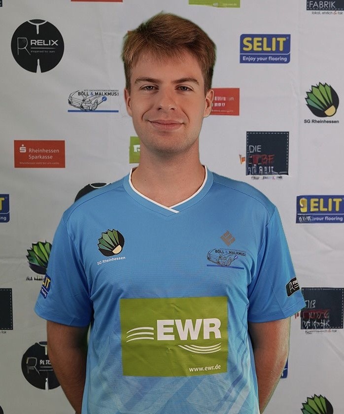 Clement Kervio im Trikot der SG Rheinhessen vor Sponsorenwand