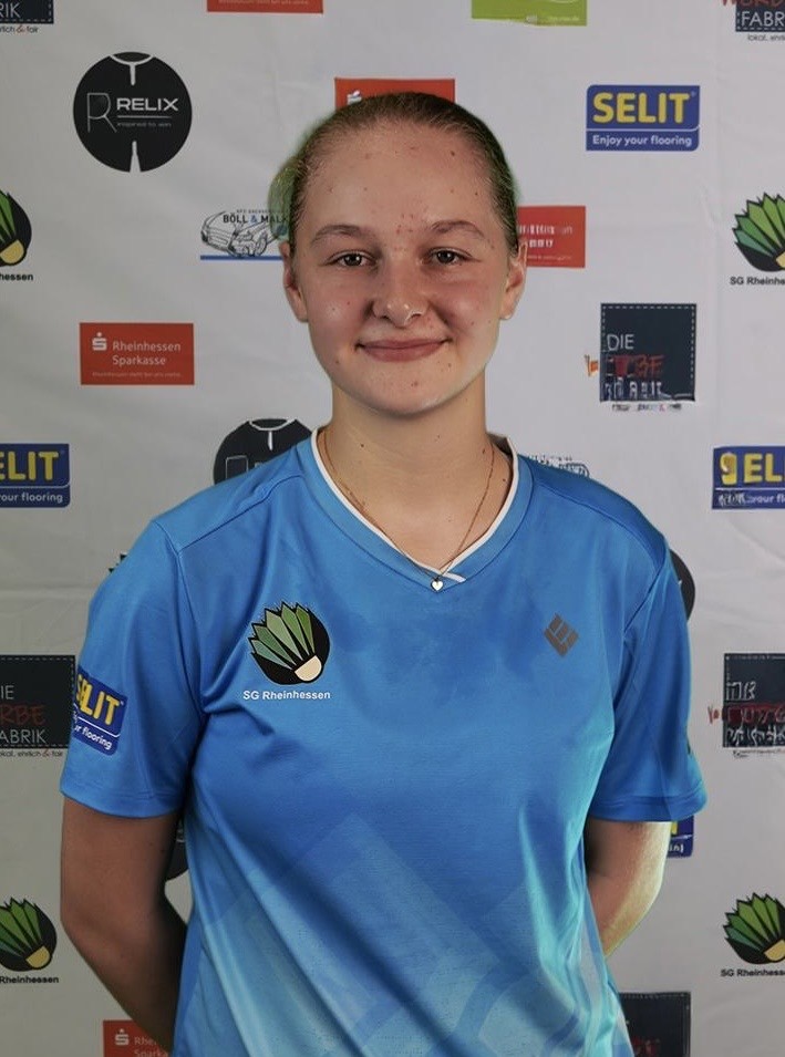 Sportlerin im Trikot der SG Rheinhessen vor Sponsorenwand