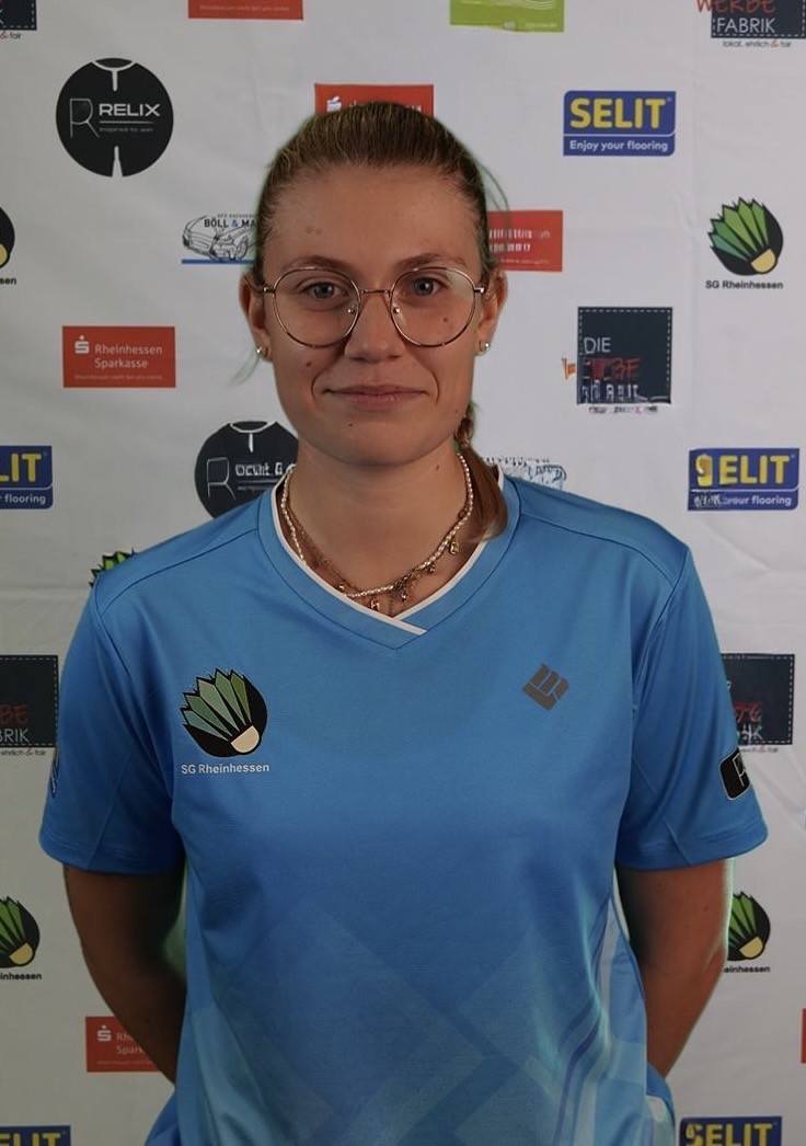 Sportlerin im Trikot der SG Rheinhessen vor Sponsorenwand