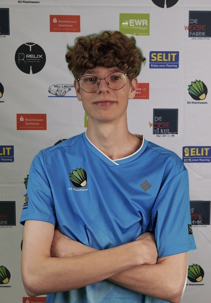 Spieler der SG Rheinhessen im blauen Trikot vor Sponsorenwand