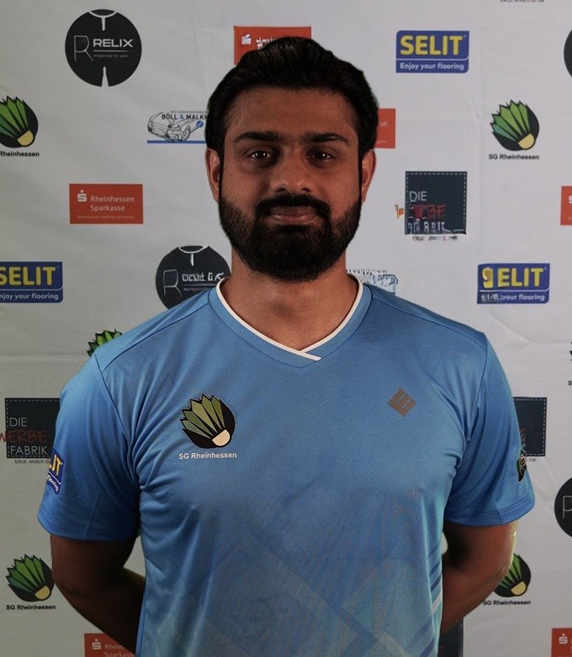 Spieler im Trikot der SG Rheinhessen vor Sponsorenwand