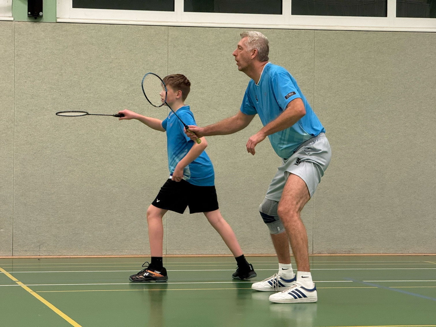 Badminton Doppel im Training in der Sporthalle