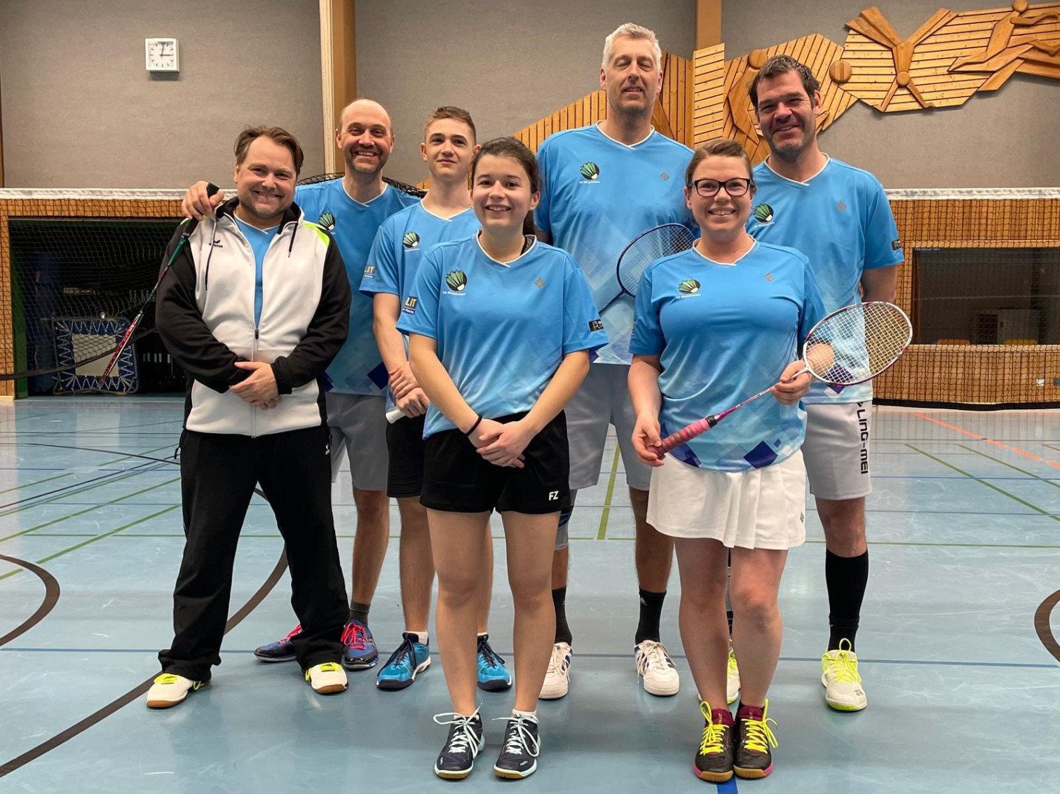Badminton Mannschaftsfoto in Sporthalle mit blauen Trikots