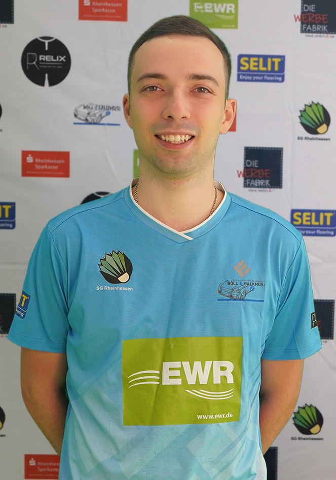 Danylo im Trikot der SG Rheinhessen vor Sponsorenwand